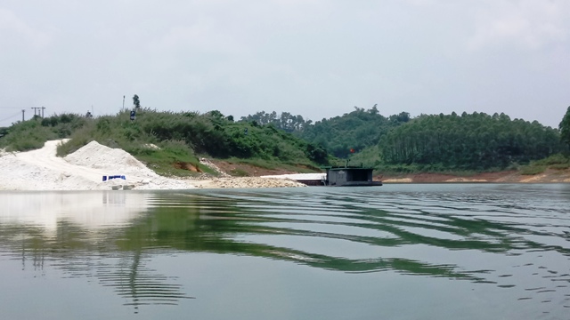 Hồ[-]chứa[-]thủy[-]điện[-]Thác[-]Bà[-]liên[-]tục[-]bị[-]xâm[-]lấn[-]